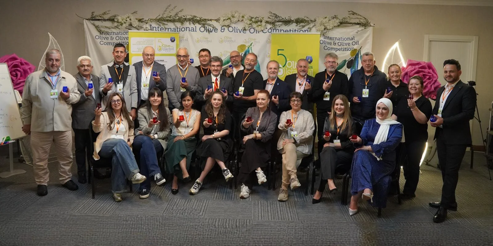Expertos y catadores de distintos países reunidos en el Istanbul International Olive Oil Competition.