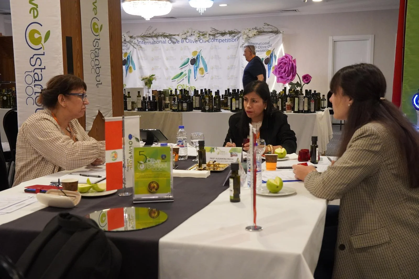 El intercambio de conocimientos entre especialistas fortalece la calidad y la objetividad de las evaluaciones.