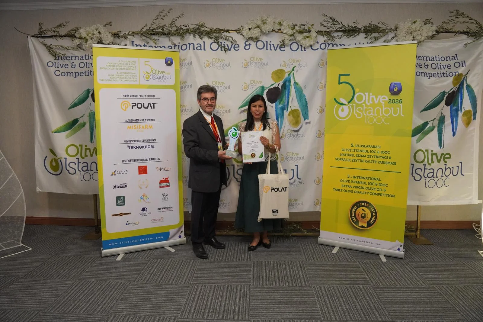 Recibiendo el reconocimiento por mi participación como jurado internacional en el concurso de aceite de oliva realizado en Estambul, Turquía.