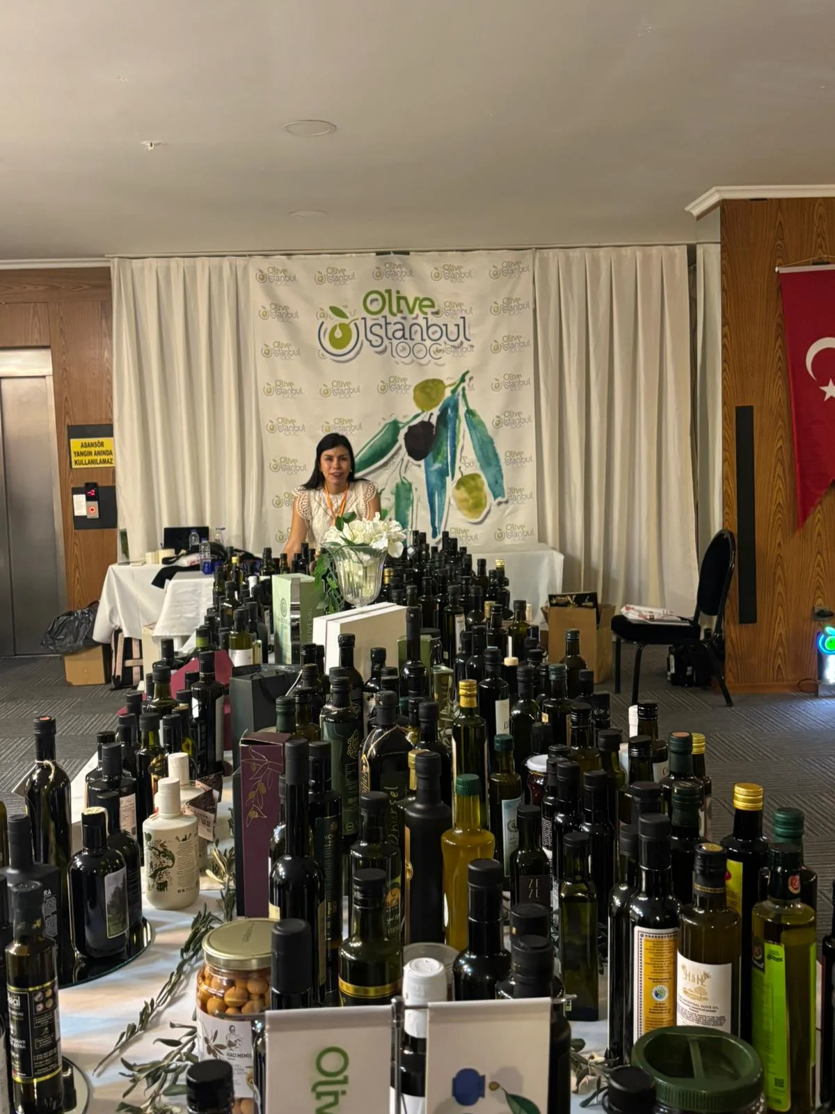 Durante mi participación en Estambul, junto a una impresionante selección de más de 400 muestras de aceite de oliva y aceitunas de mesa provenientes de productores de todo el mundo.