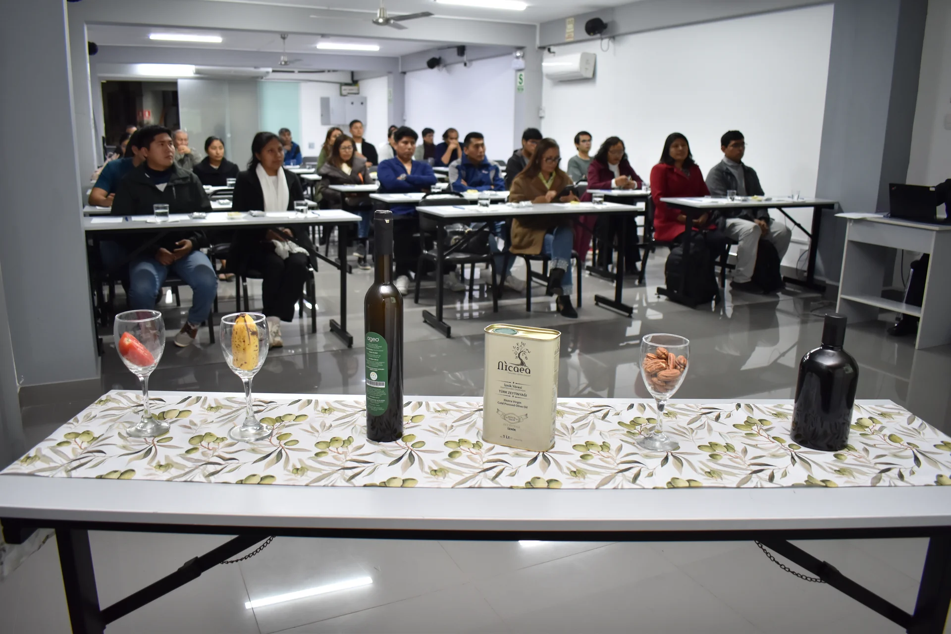 Alejandra explains how the ripeness stage influences the oil's characteristics.